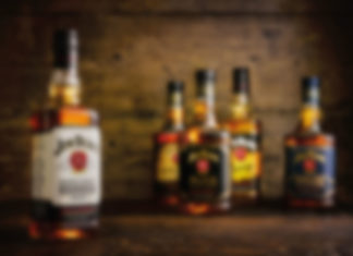 Egy solymári áruházból több üveg whiskey-t loptak